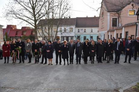 Koszorúzás a Széchenyi- és Kossuth- emléktábláknál Koszorúzás a Széchenyi- és Kossuth- emléktábláknál